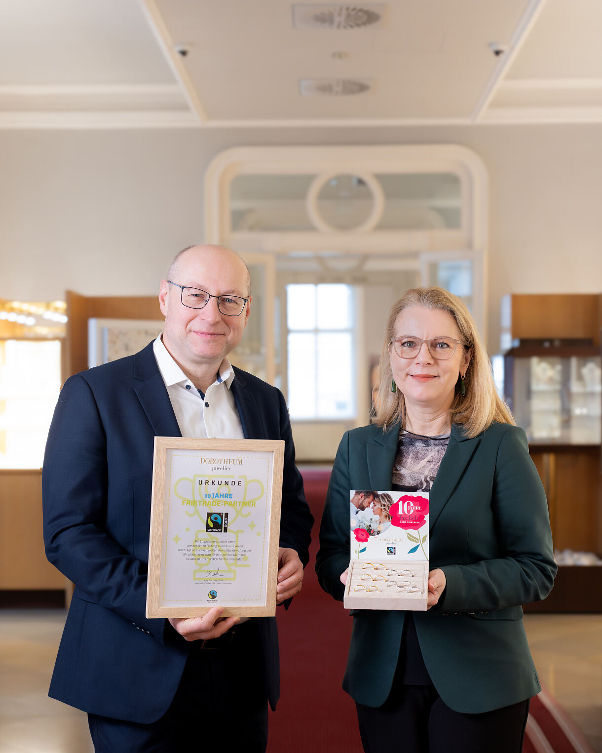 DJ 10 Jahre Fairtrade Gold Hartwig Kirner, GF Fairtrade Österreich und Karin Saey, Head of Retail Dorotheum