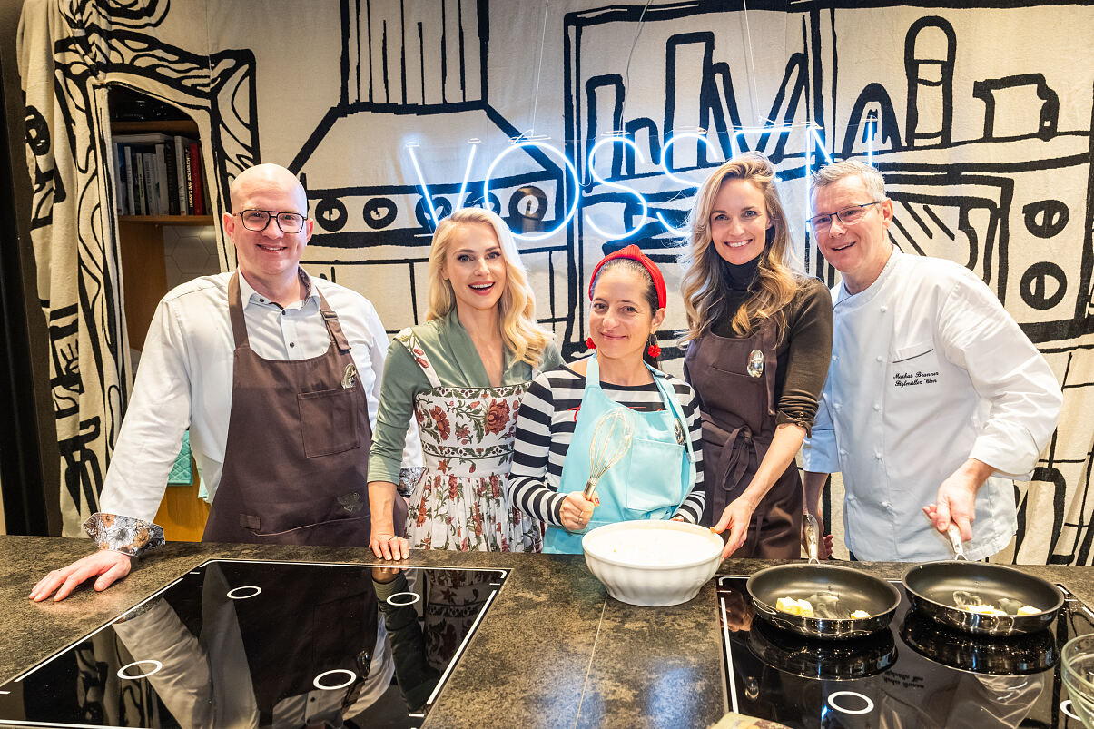 VOSSEN Flavour & Flair Kollektionslaunch v.l-.n.r. Marco Talasz (GF Vossen), Silvia Schneider, Caroline Athanasiadis, Patricia Kaiser, Markus Brunner (Figlmüller)