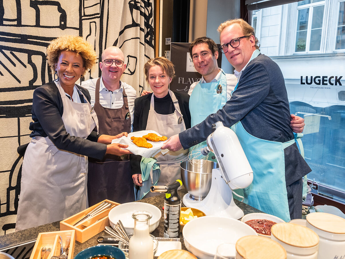 VOSSEN Flavour & Flair Kollektionslaunch Arabella Kiesbauer, Marco Talasz (GF Vossen), Kiki Ahlers, Michael Unger (GF VOssen), Kai Seesemann (Linz Textil Vorstand  Holding)