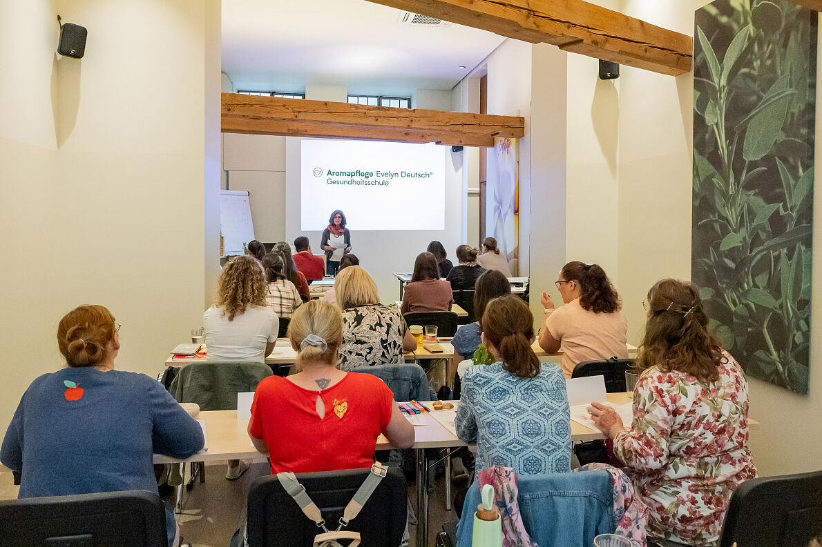 Unter dem Leitsatz „Von der Pflege für die Pflege“ richtet sich das Angebot an Pflegepersonen, pflegende Angehörige sowie an alle, die sich für natürliche Gesundheit und ganzheitliche Pflege interessieren