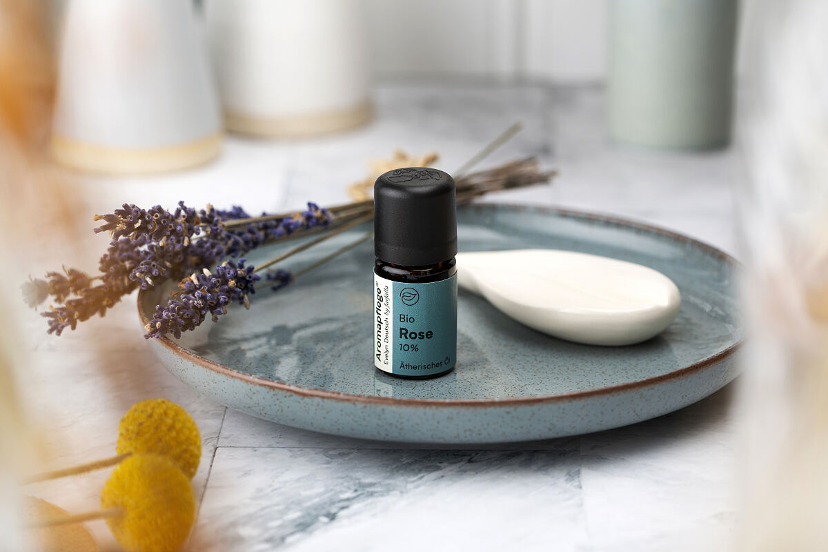 In der Aromapflege gilt die Rose als besonders wertvoll für die Haut: Feuchtigkeitsspendend, beruhigend und ausgleichend unterstützt sie die Regeneration und verleiht ein geschmeidiges Hautgefühl
