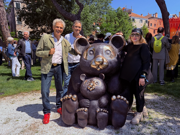 Gottfried  Kumpf`s Grosskulptur “Panda mit Jungem“ in Venedig. v.l.n.r. Thomas Brezina, Guni Kumpf