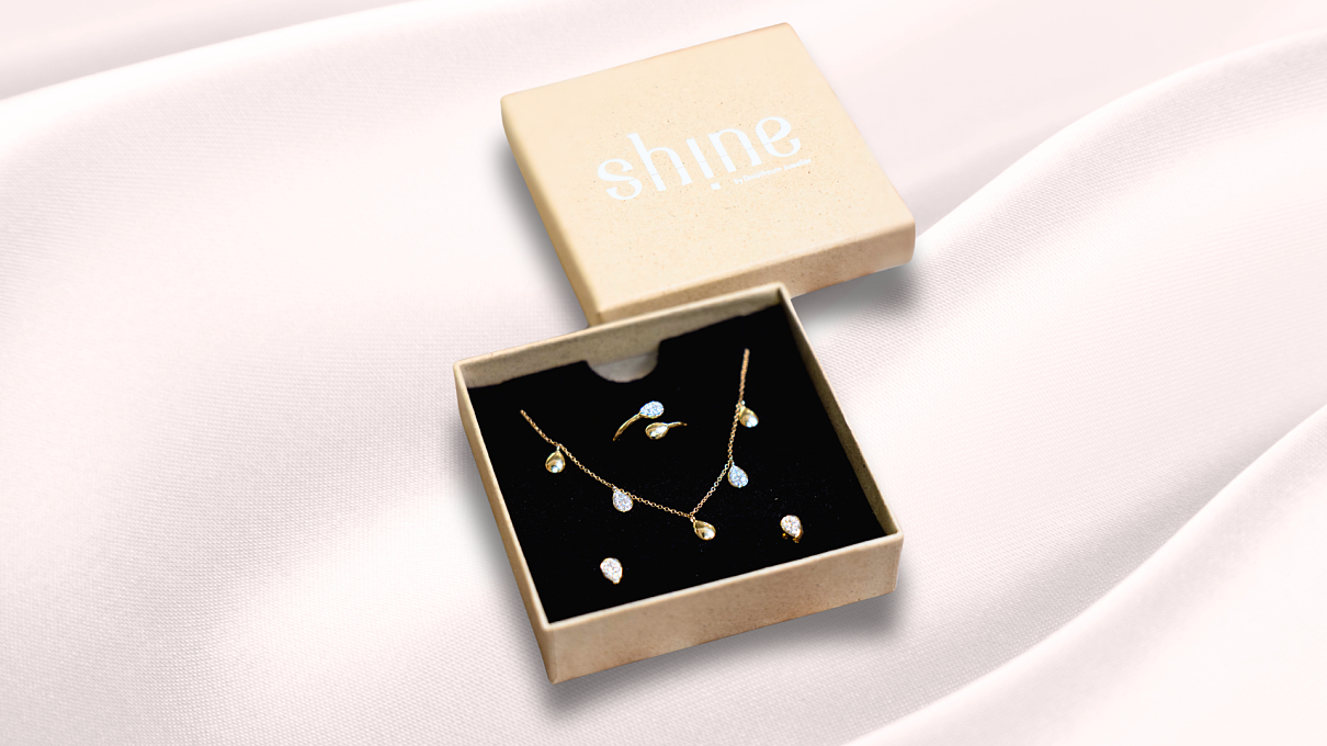 SH!NE steht für nachhaltige Eleganz, gefertigt aus hochwertigem recyceltem 585-Gold und erstmals ergänzt um funkelnde Lab Grown Diamonds