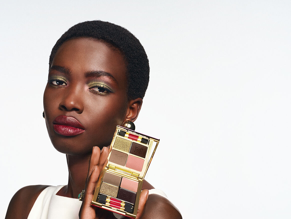 260302_CAROLINA_HERRERA_E_WANG_34_LOOK_1_EYES_GREEN_HARMONY_EYECONICA_WITH_PRODUCT_0016