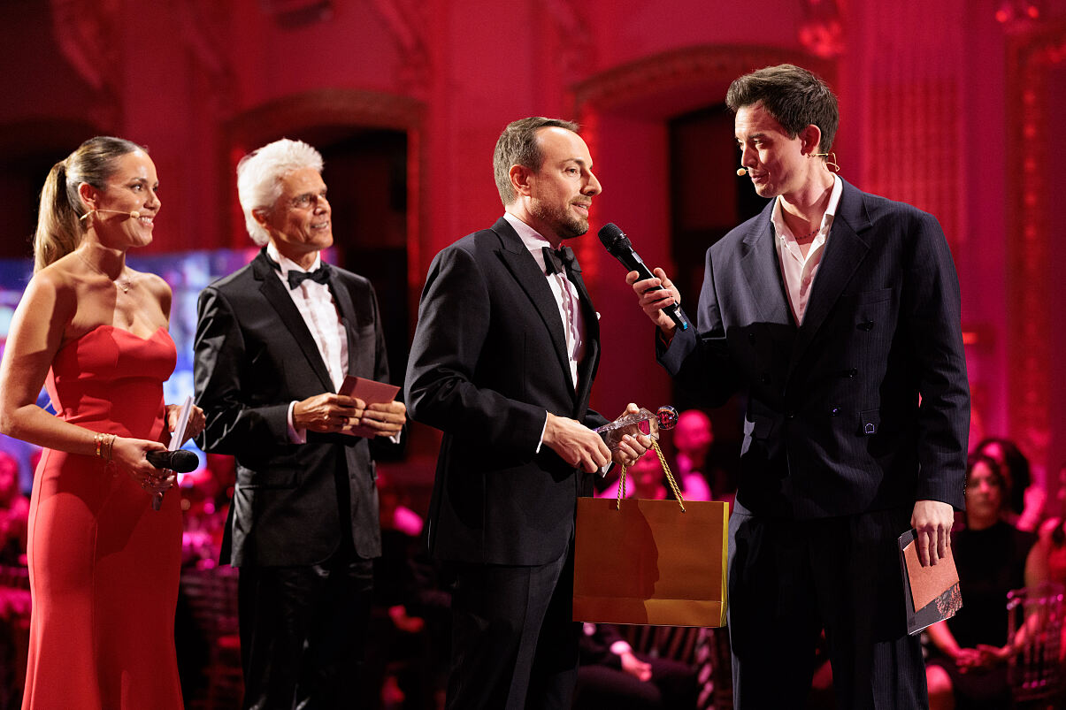 DUFTSTARS 2026_Klassiker Herren_Laudator Thomas Brezina mit Stefan Lindenthal_LOréalGiorgio Armani