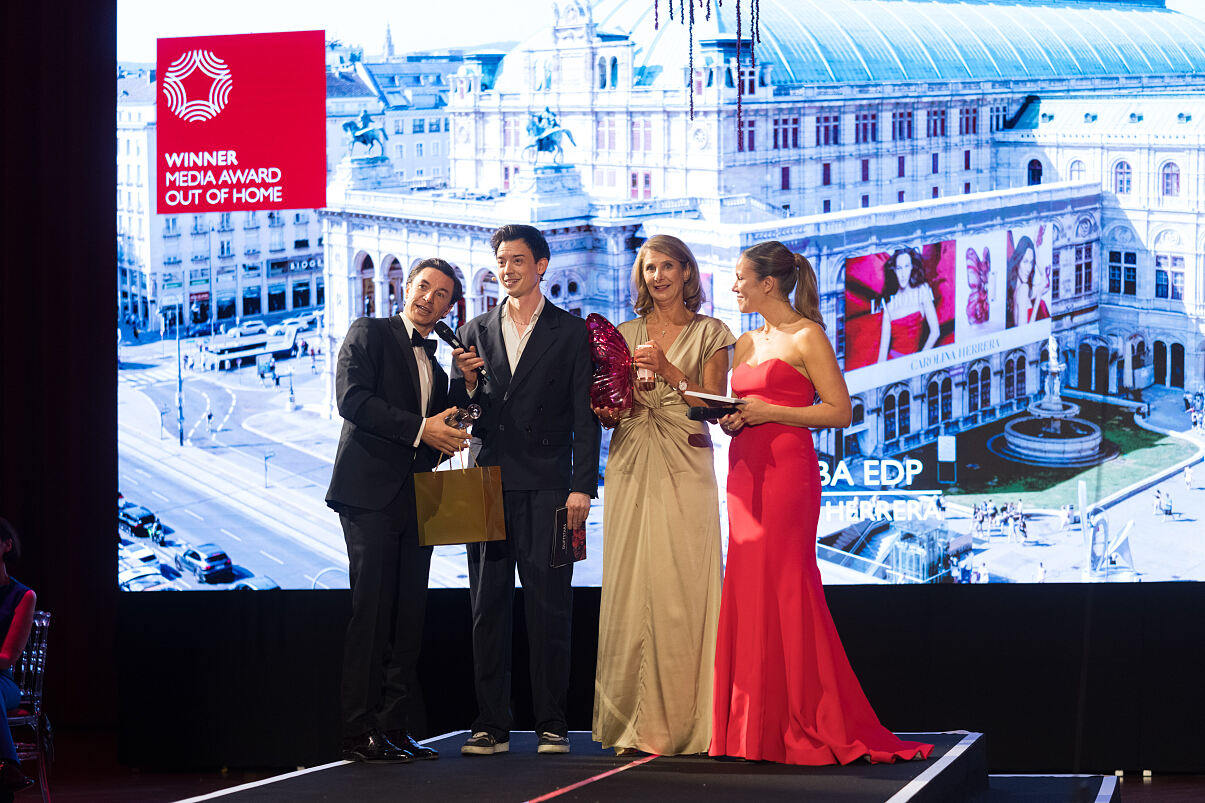 DUFTSTARS 2026_Media Awards OOH_Christopher Schneider von PUIGCarolina Herrera mit Laudatorin Andrea Groh von GEWISTA