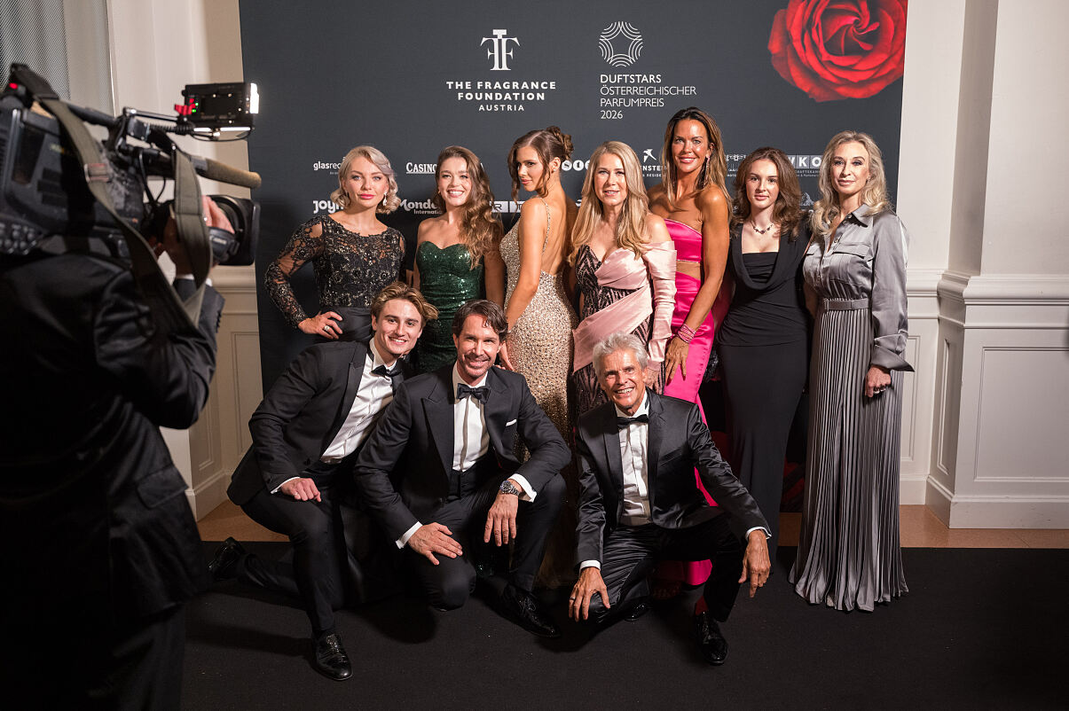 DUFTSTARS 2026_Red Carpet_v.l. hinten Lidia Baich, Nienka Latten, Katharina Nahlik, Simone Stelzer, Martina Reuter; vorne Michael Lameraner, Thomas Brezina