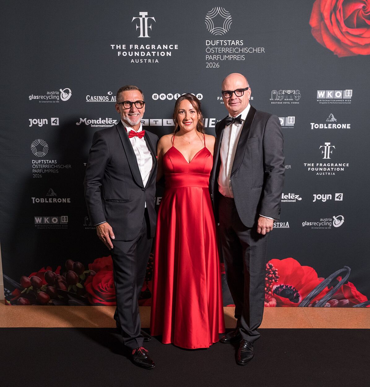 DUFTSTARS 2026_Red Carpet_TFFA Präseident Peter SteinerNobilis mit TFFA Vizepräsidentin Evelina JüttnerDIOR und Schatzmeister Markus ReichenspurnerAlina Cosmetics