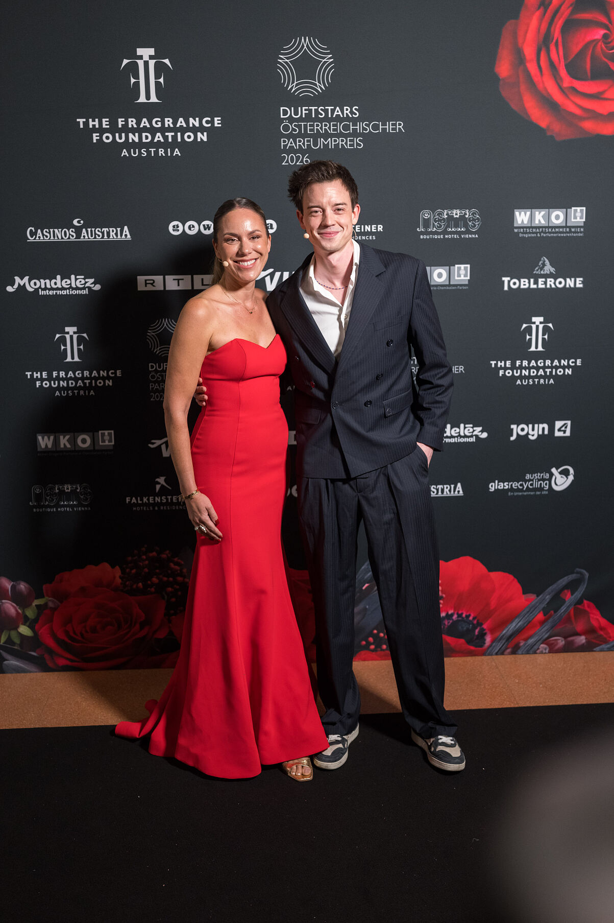 DUFTSTARS 2026_Red Carpet_Moderatoren-Duo_Kathi Wörndl und Philipp Hansa