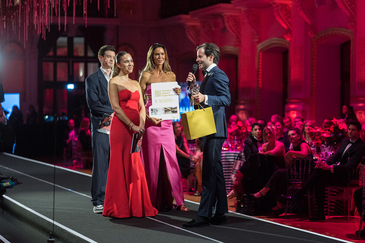 DUFTSTARS 2026_Publikumspreis Herren_Robertino RomanosCHANEL mit Laudatorin Martina Reuter