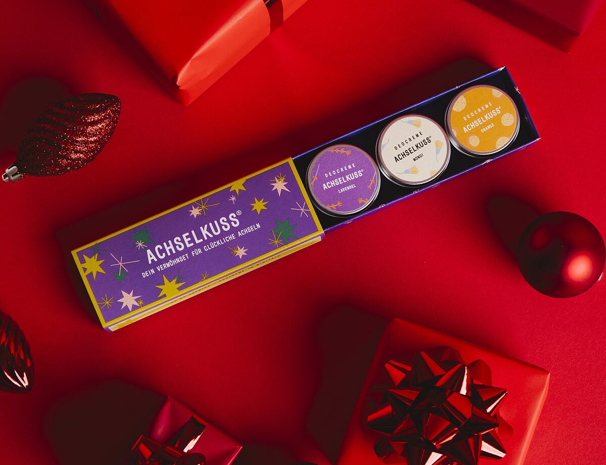 Pünktlich zur festlichen Jahreszeit bringt ACHSELKUSS das ACHSELKUSS Weihnachts-Trio heraus. Drei Deocremes in praktischer 12-g-Größe, liebevoll verpackt und bereit, unter dem Baum für glückliche Achseln zu sorgen.