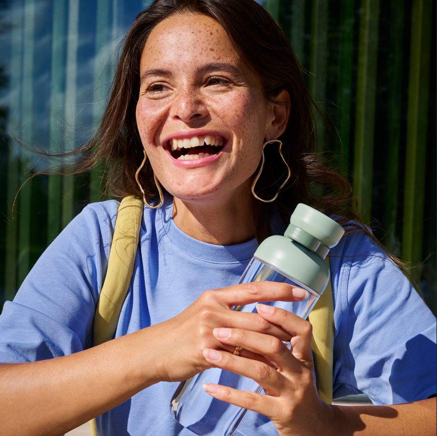 Die neue zwei-teilige To-Go Kollektion VITA, bestehend aus einer Lunchbowl und einer Trinkflasche (im Bild) ist recycelbar, robust, langlebig und funktional.