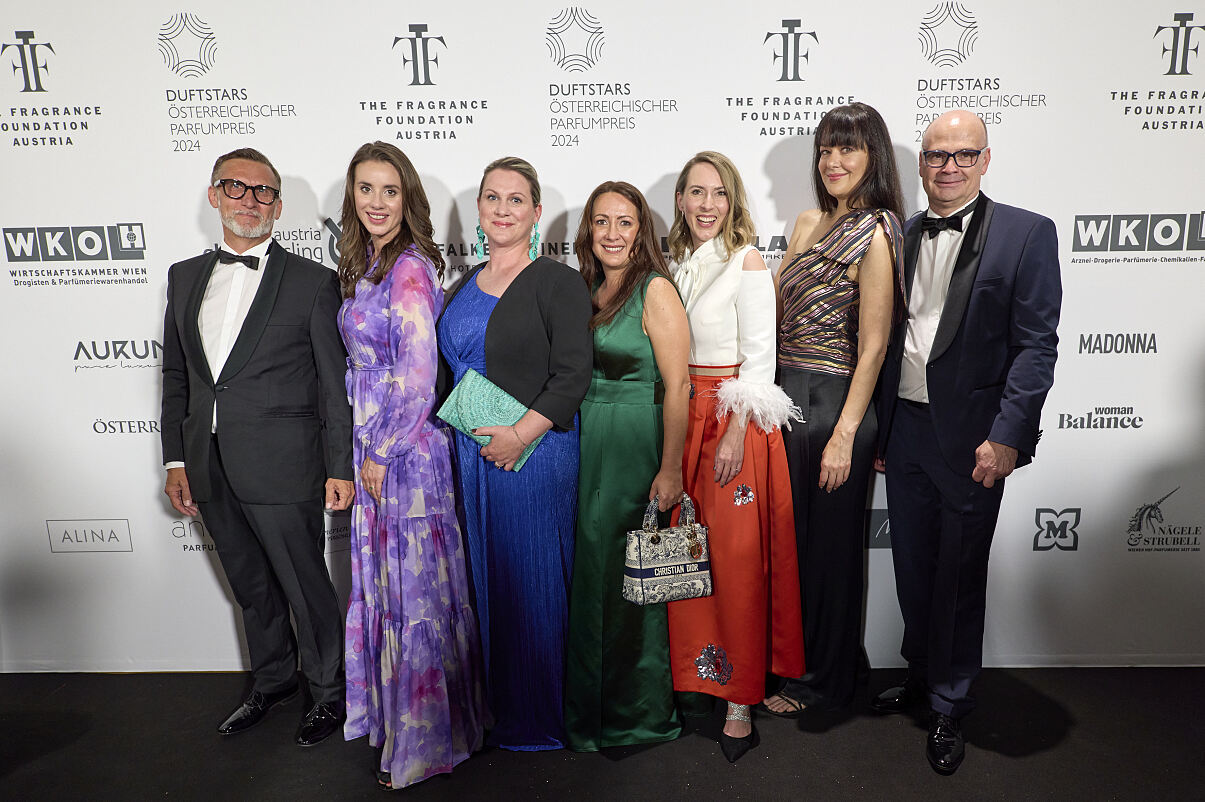 DUFTSTARS 2024_Red Carpet_Peter Steiner & Irena Ivkic & Elisabeth Laimighofer & Evelina Jüttner & Kathrin Zlousic & Claudia Scheiber-Daublebsky & Markus Reichenspurner © Wache 