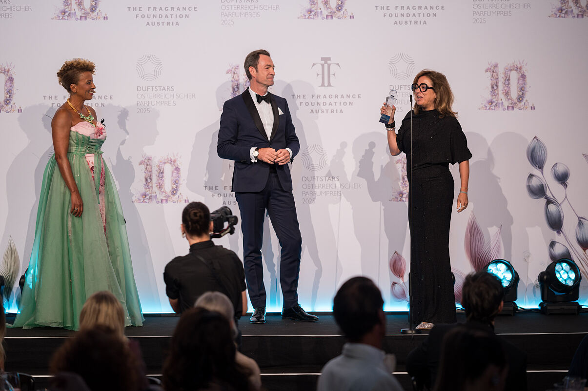 DUFTSTARS 2025_Bestes Flakon-Design_Arabella Kiesbauer_Dr. Harald Hauke_Ute Sebök (Marc Jacobs) ©MarkusWache