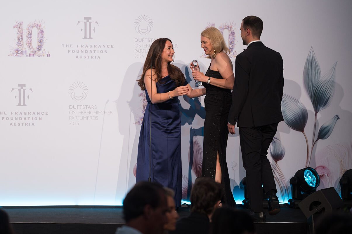 DUFTSTARS 2025_Handelsaward (1)_Evelina Jüttner_Manuela Vielhaber (Douglas House of Beauty) ©MarkusWache