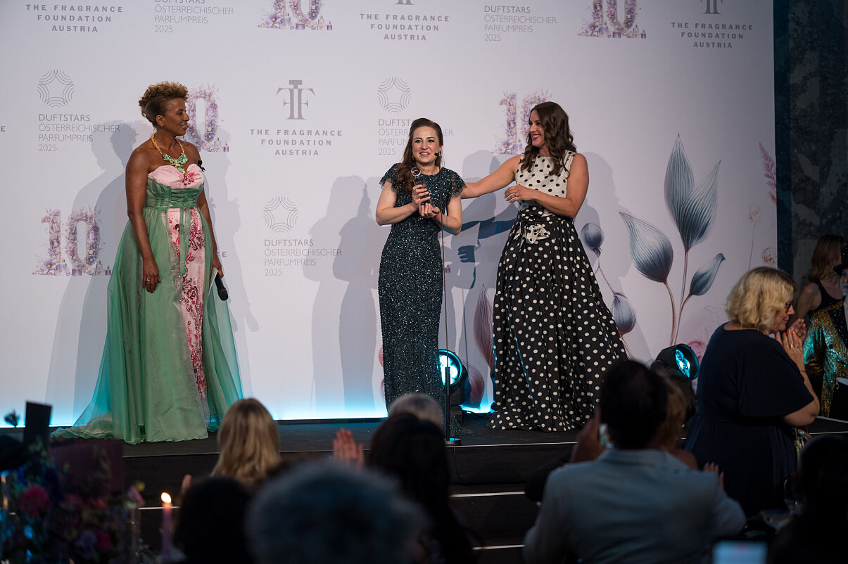 DUFTSTARS 2025_Handelsaward (2)_Arabella Kiesbauer_Anamaria Stecher (Maison Colloredo Salzburg)_Irena Ivkic ©MarkusWache (2)