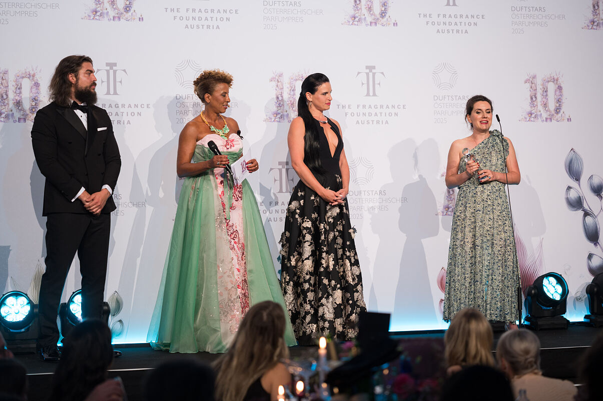 DUFTSTARS 2025_Publikumspreis Herren_Philip Birkholz_Arabella Kiesbauer_Conny Kreuter Christine Gantelme (Dior) ©MarkusWache