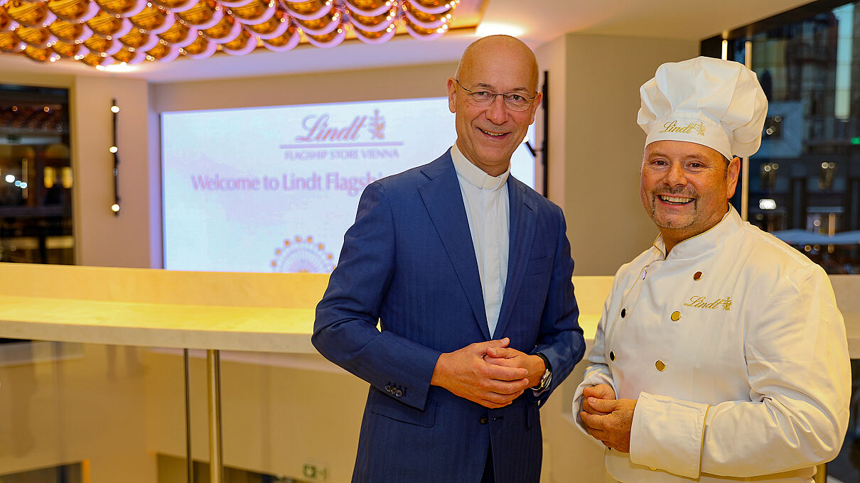 Lindt Flagship Store Vienna Toni Faber mit Maître Chocolatier Toni
