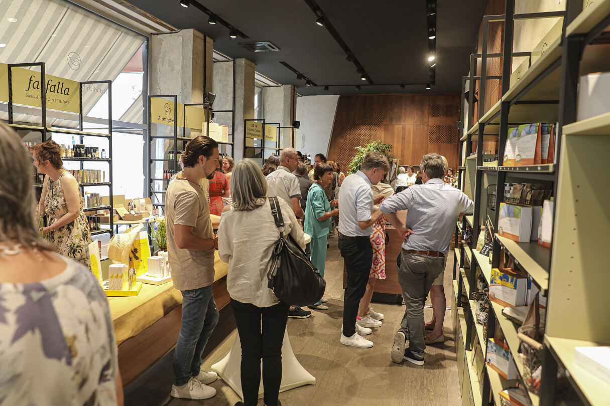 Aromapflege Evelyn Deutsch_Flagship-Store Aromapflege Wien mit Besucher