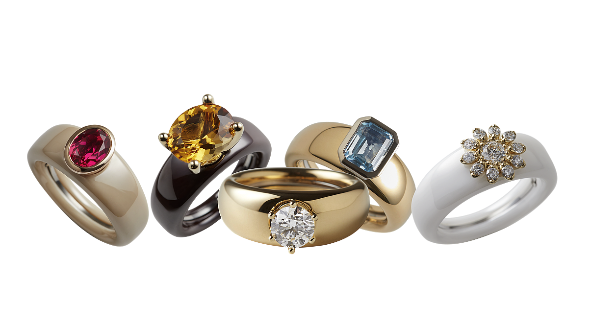 Im Jubiläumsjahr präsentiert sich das Haus so vielseitig wie nie. Herzstück bleibt die ikonische CHARLOTTE-Kollektion, das patentierte Wechselringsystem, das mit neuen, farbenfrohen Ring-Aufsätzen frische Akzente setzt und Individualität zelebriert